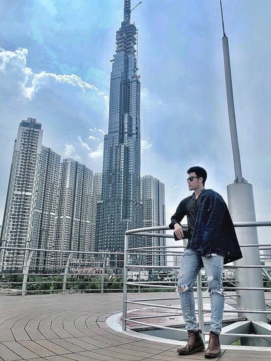 người mẫu nam chụp tại tòa landmark 81