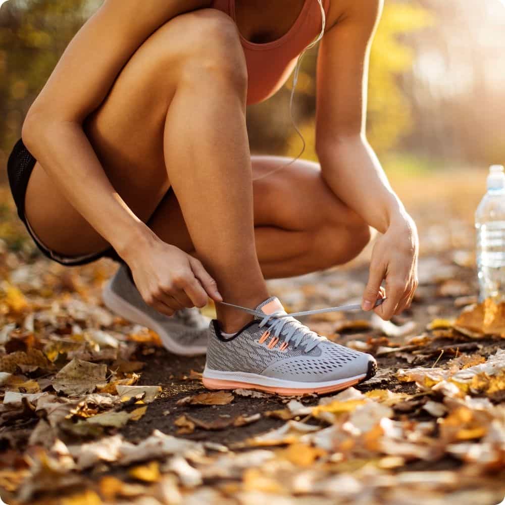 Cô gái đang buộc dây giày