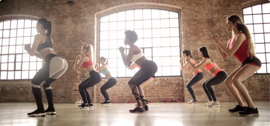 Nhóm các cô gái tập luyện thể thao